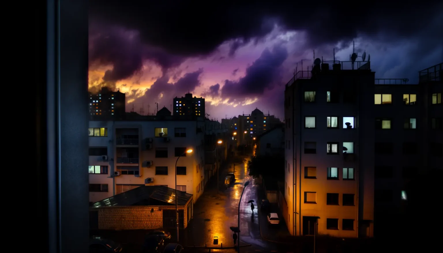 Blick auf eine Straße in der Dämmerung mit beleuchteten Straßenlaternen, die zwischen mehrstöckigen Wohngebäuden verläuft. Der Himmel zeigt eine dramatische Szenerie mit dunklen Wolken und einem orangeroten Schimmer, der durch sie hindurch scheint. Eine Person mit Regenschirm ist im schwachen Licht einer Straßenlaterne zu erkennen.